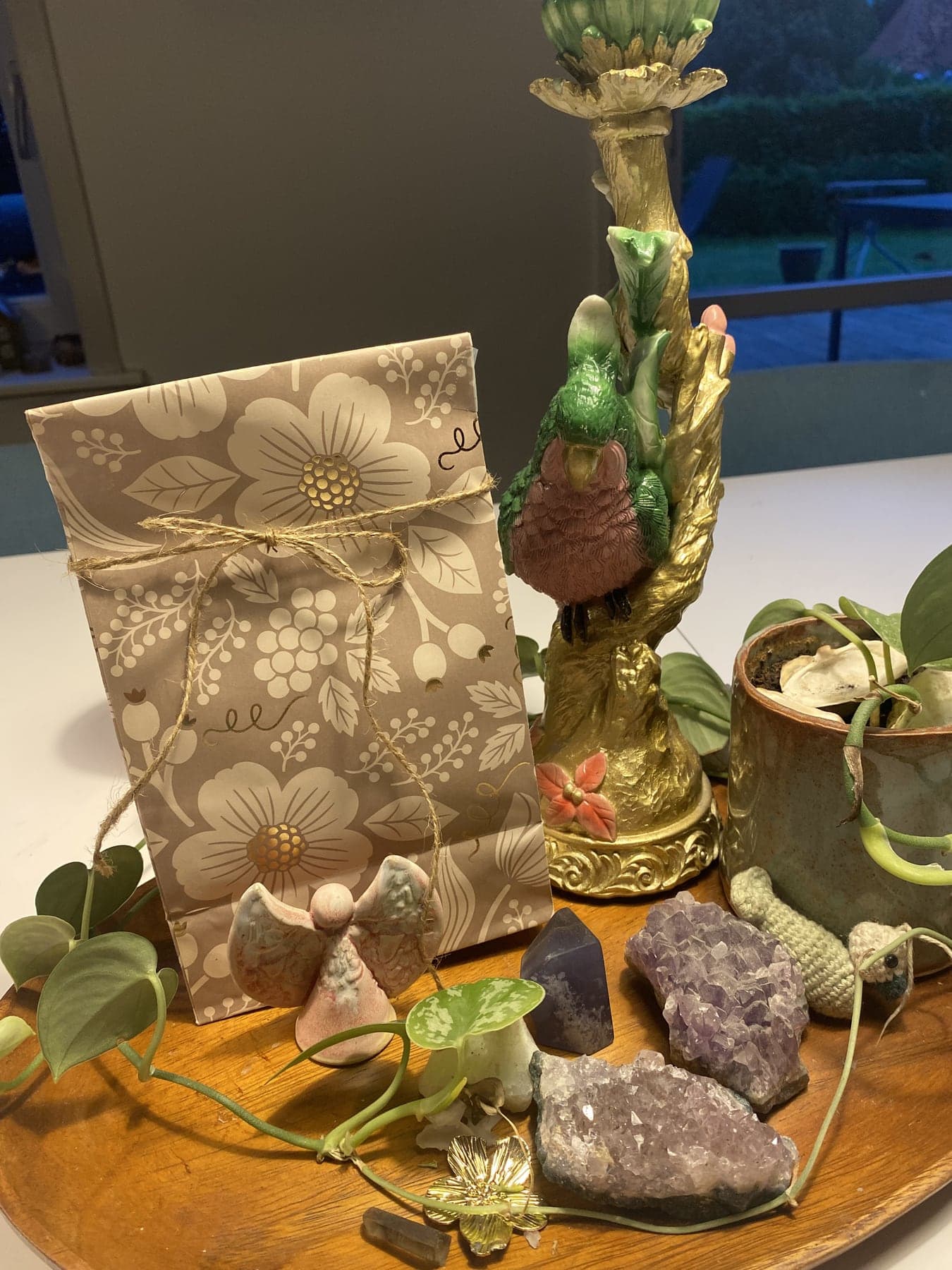 Personlig gaveindpakning med blomster og lille figur