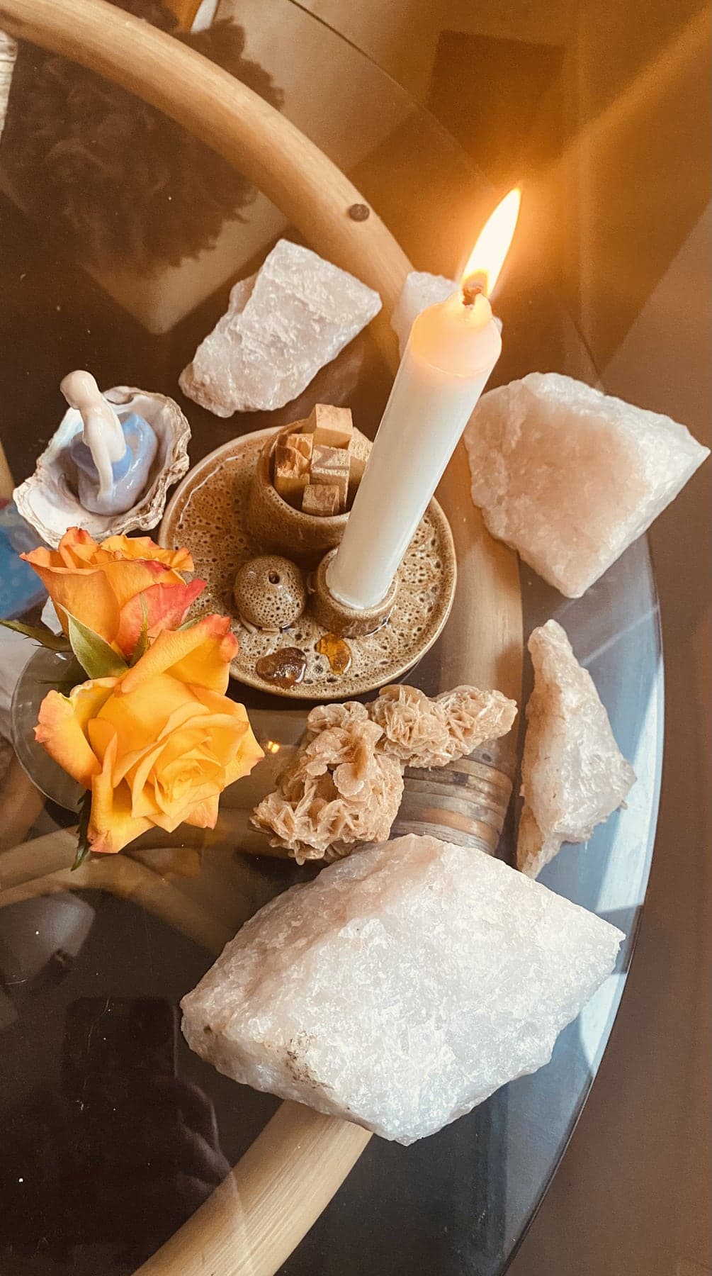 Sanselig detalje med lys, krystaller og rose